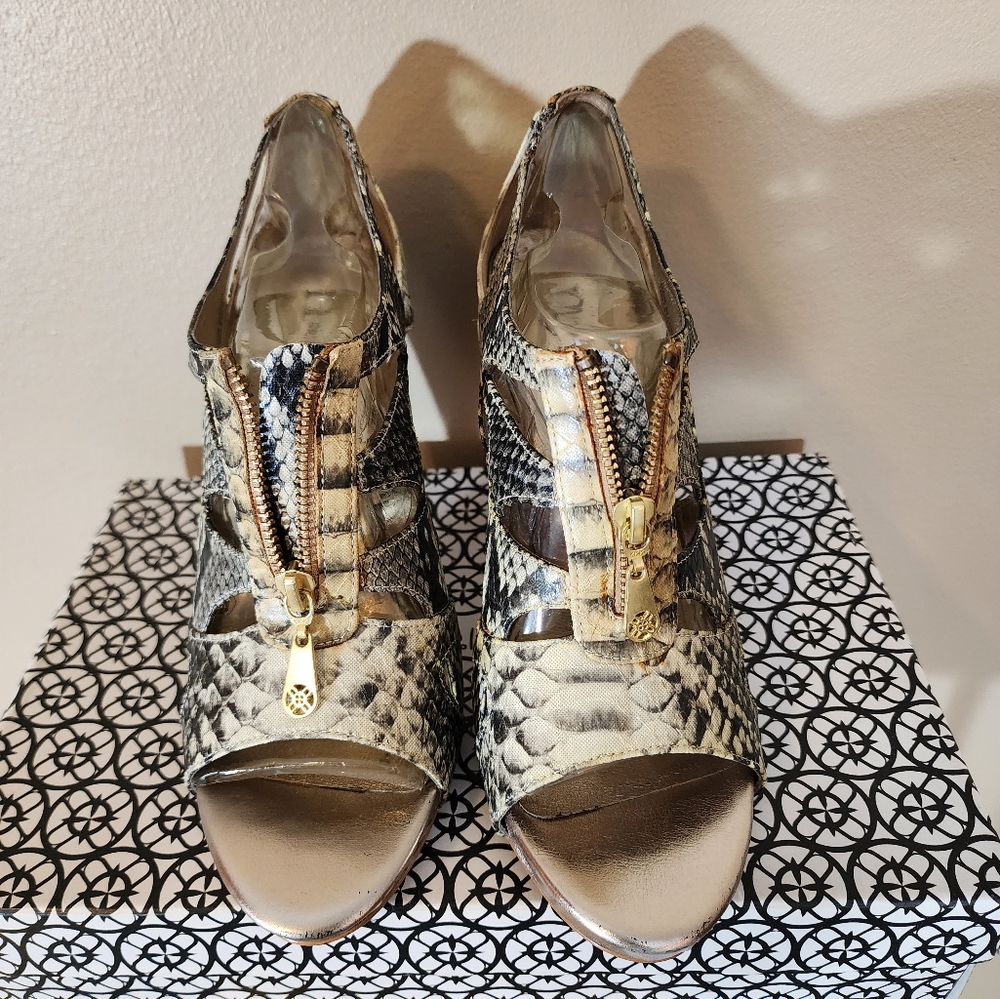 Nicole Miller animal print sandals: size 8.